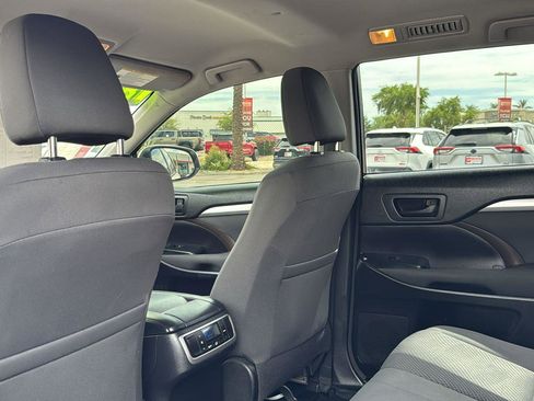 Used 2018 Toyota Highlander LE image 27