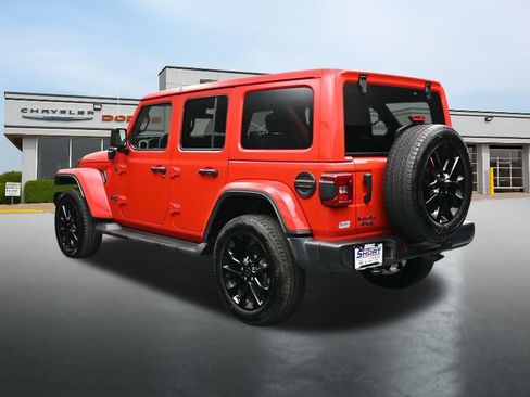 Used 2025 Jeep Wrangler Unlimited Sahara AWD/4WD image 3
