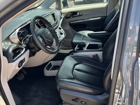 Used 2023 Chrysler Pacifica Touring-L FWD image 9