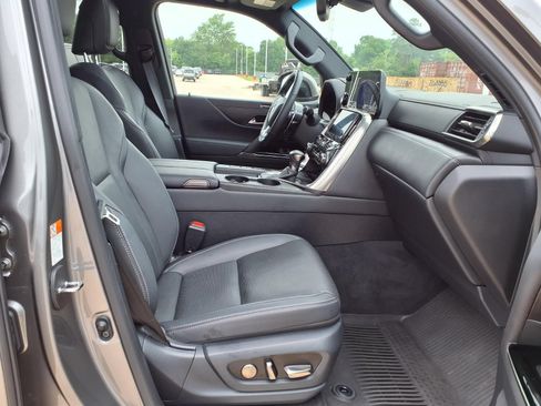 Used 2024 Lexus LX 600 4WD w/ Luxury Package image 17