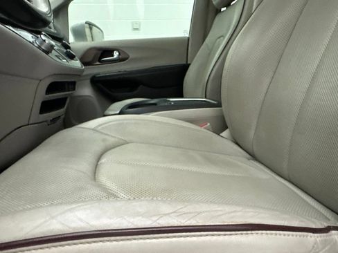 Used 2020 Chrysler Pacifica Limited FWD image 22