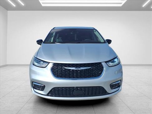 Used 2024 Chrysler Pacifica Touring-L FWD image 4