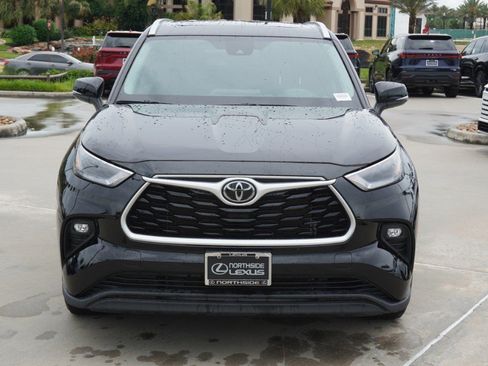 Used 2022 Toyota Highlander XLE FWD image 2