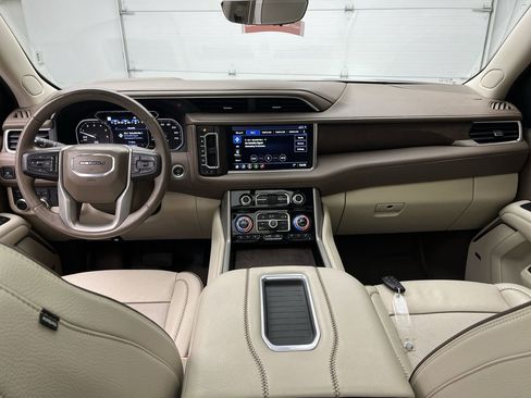 Used 2021 GMC Yukon XL Denali w/ Denali Premium Package image 4