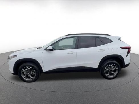 Used 2025 Chevrolet Trax LT FWD image 7