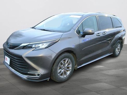Certified 2022 Toyota Sienna XLE image 2