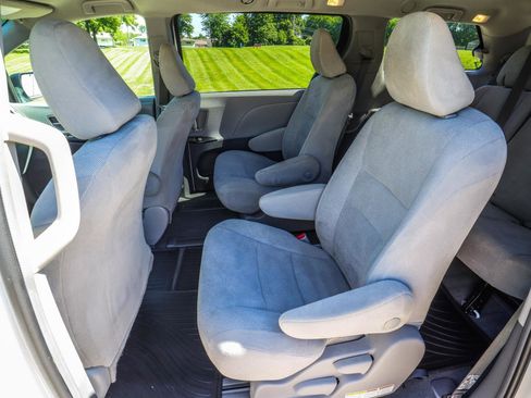Used 2019 Toyota Sienna L FWD image 32