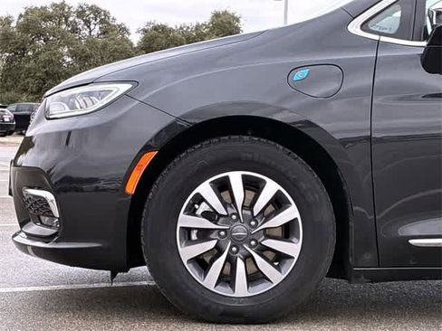 Used 2023 Chrysler Pacifica Limited image 14