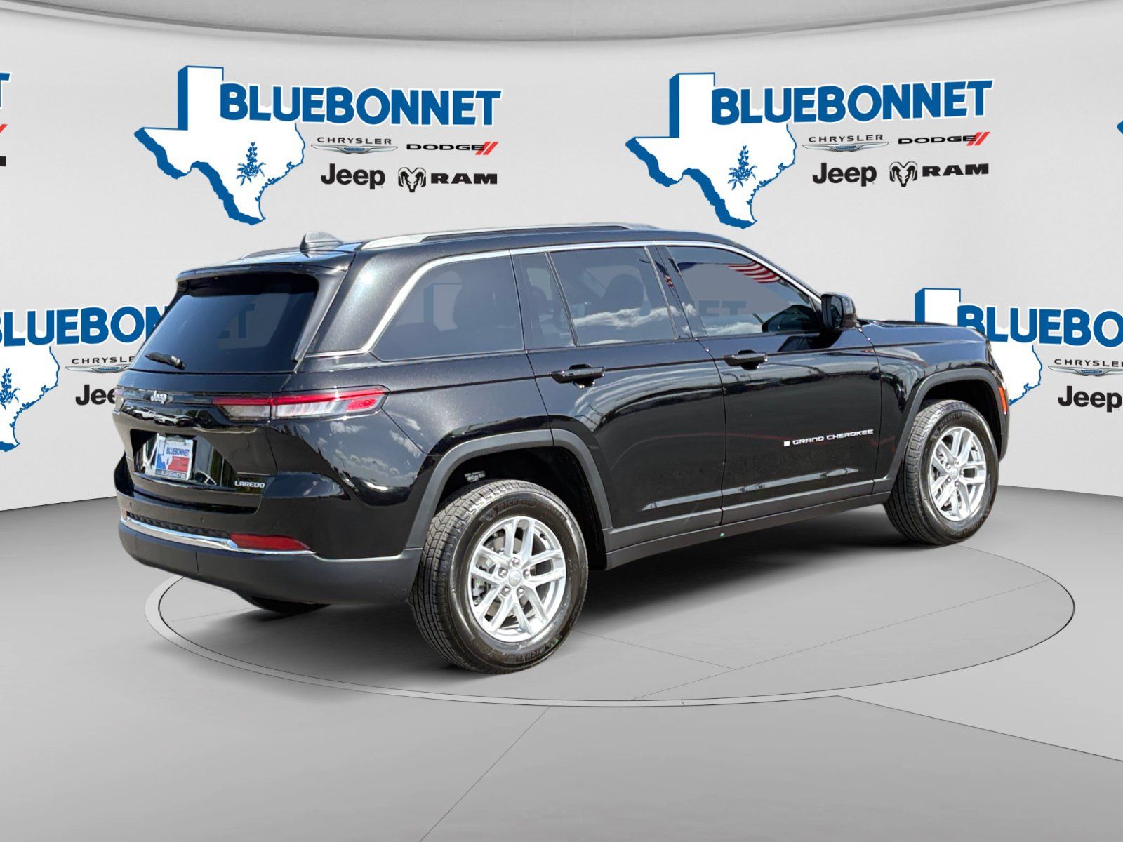 Certified 2026 Jeep Grand Cherokee Laredo X RWD image 5