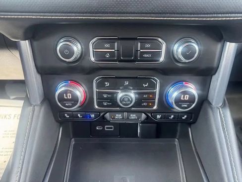 Used 2023 GMC Yukon XL SLT AWD/4WD image 29