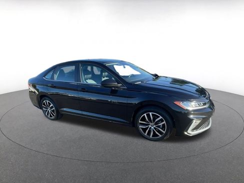 Used 2025 Volkswagen Jetta SE image 2