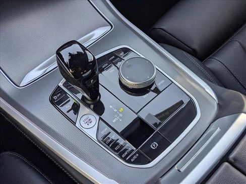 Used 2022 BMW X5 sDrive40i w/ M Sport Package image 12