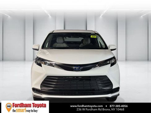 Used 2025 Toyota Sienna LE FWD image 2