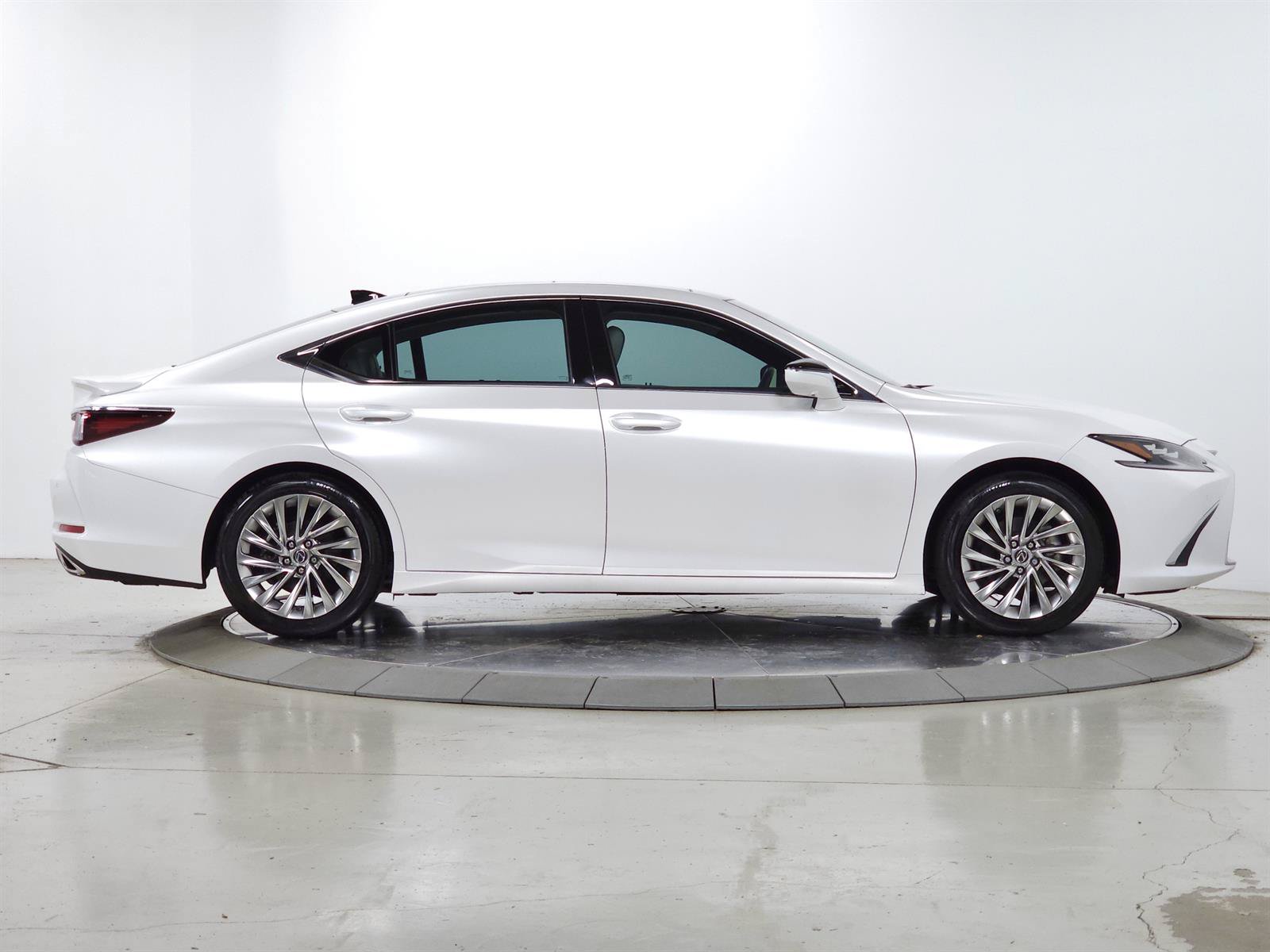 Used 2023 Lexus ES 350 Ultra Luxury w/ Accessory Package (Z2) FWD image 10
