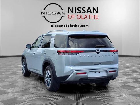 Used 2025 Nissan Pathfinder SL FWD image 3
