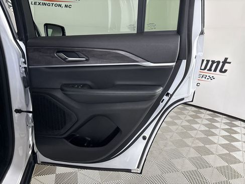 Used 2023 Jeep Grand Cherokee Limited image 25