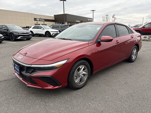 Certified 2025 Hyundai Elantra SE w/ Cargo Package image 4