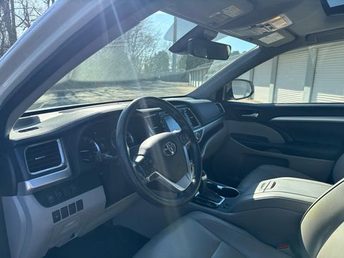 Used 2018 Toyota Highlander XLE AWD/4WD image 11