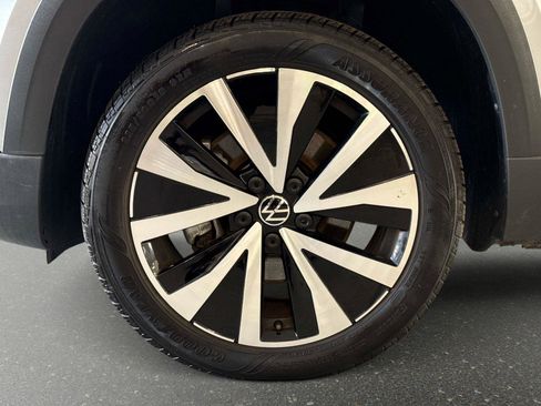Certified 2024 Volkswagen Taos SE image 9