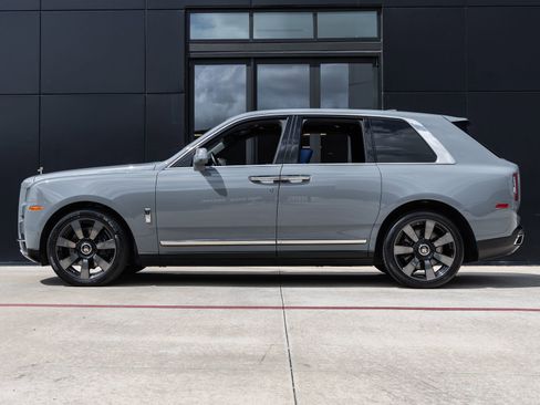 Used 2022 Rolls-Royce Cullinan AWD/4WD image 3