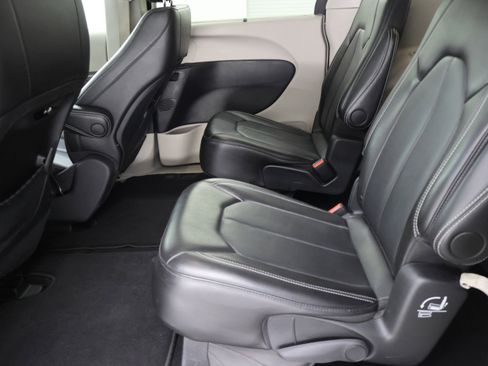Used 2024 Chrysler Pacifica Touring-L image 34