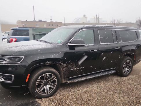 Used 2024 Jeep Wagoneer L Series II w/ Flexible Seating Group image 11