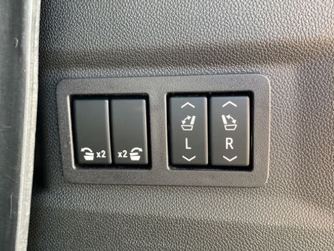 Used 2023 GMC Yukon Denali AWD/4WD image 32
