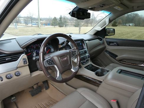 Used 2019 GMC Yukon XL SLT w/ Premium Edition AWD/4WD image 10