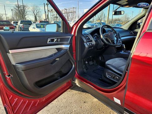 Used 2017 Ford Explorer XLT w/ Equipment Group 202A image 9