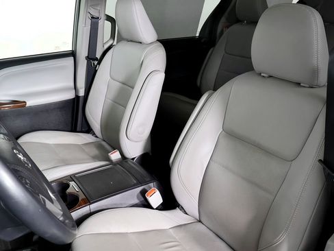 Used 2018 Toyota Sienna Limited image 25
