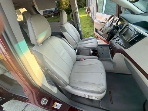 Used 2014 Toyota Sienna Limited w/ Limited Premium Package FWD image 31