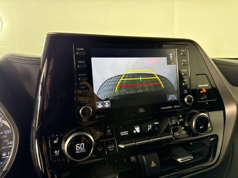 Used 2020 Toyota Highlander Limited FWD image 20