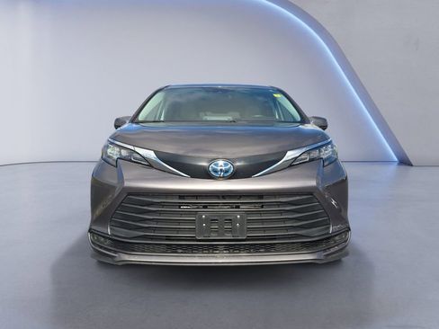 Used 2024 Toyota Sienna LE image 8