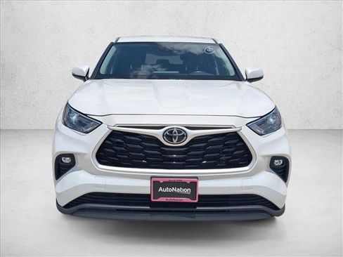 Used 2024 Toyota Highlander LE AWD/4WD image 2