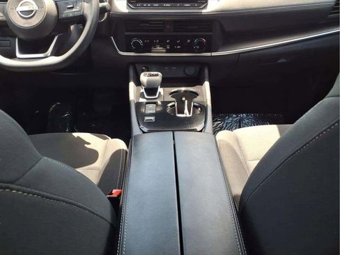 Used 2024 Nissan Rogue S FWD image 10