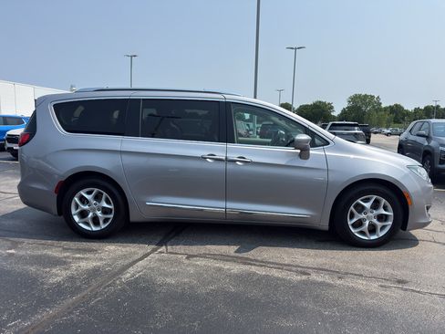 Used 2018 Chrysler Pacifica Touring-L w/ Tire & Wheel Group FWD image 4