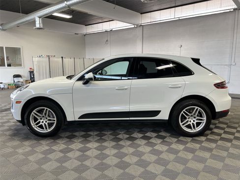 Used 2018 Porsche Macan BASE image 4