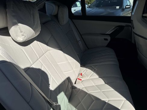 Used 2025 BMW i7 eDrive50 image 20