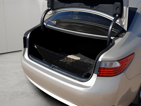 Used 2013 Lexus ES 300h w/ Luxury Pkg image 36