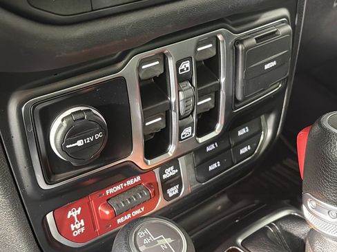 Used 2024 Jeep Wrangler Unlimited Rubicon w/ Technology Group image 23