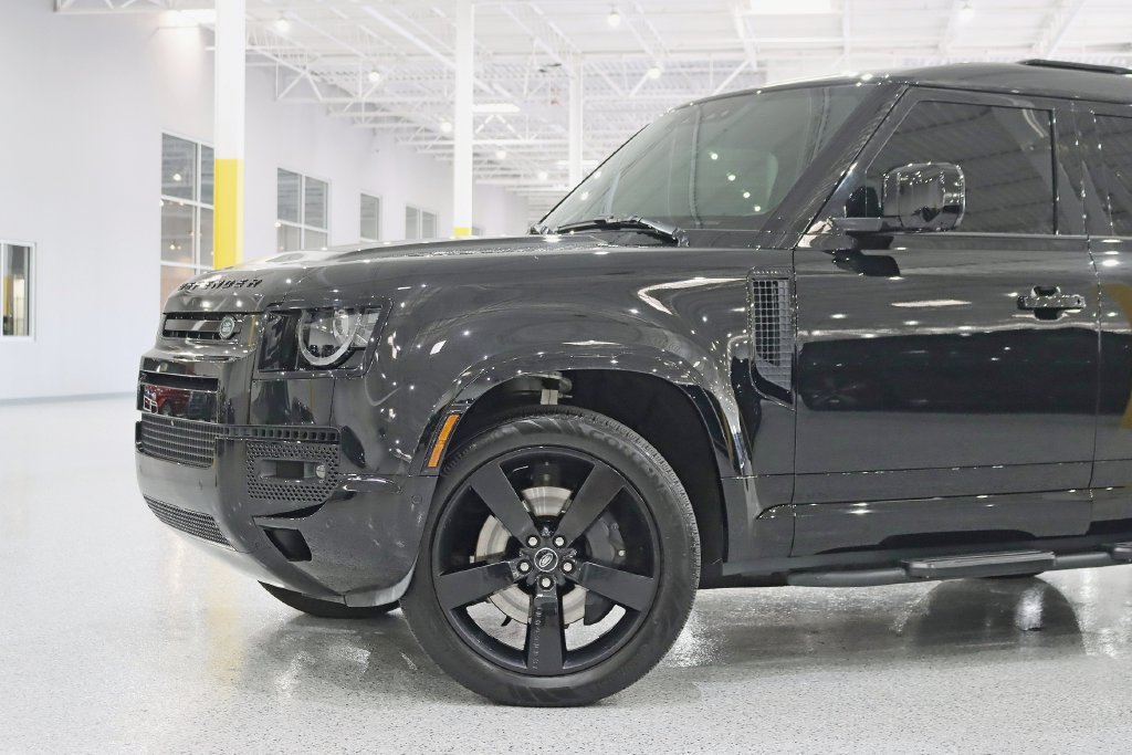Used 2025 Land Rover Defender 110 X-Dynamic SE AWD/4WD image 3