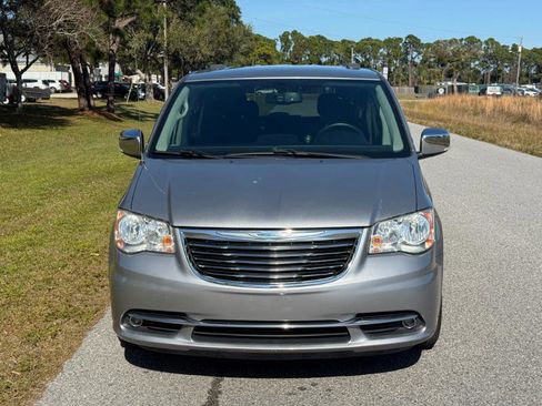 Used 2016 Chrysler Town & Country Limited image 7