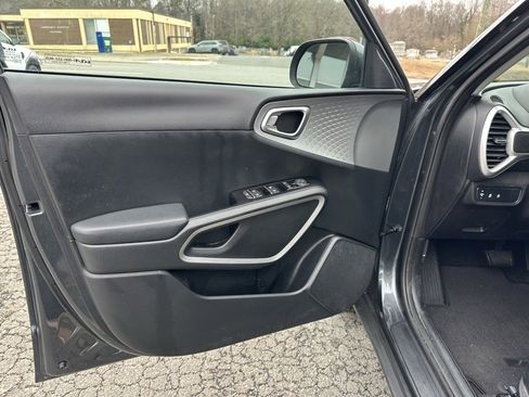 Used 2023 Kia Soul LX w/ LX Technology Package image 12