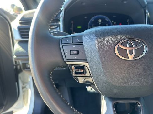 Used 2025 Toyota Camry SE image 18