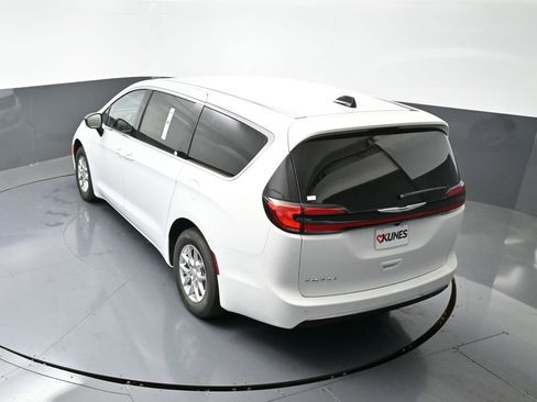 New 2026 Chrysler Pacifica Select image 44