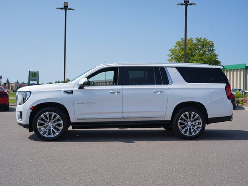 Used 2021 GMC Yukon XL Denali w/ Denali Premium Package AWD/4WD image 6
