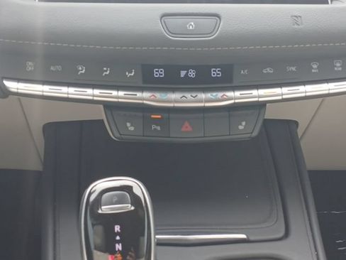 Used 2021 Cadillac XT4 Luxury w/ Cold Weather Package FWD image 4