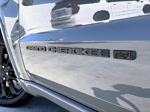 Certified 2022 Jeep Grand Cherokee Laredo X AWD/4WD image 24