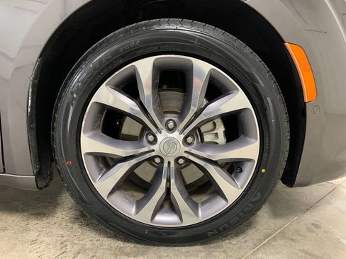 Used 2017 Chrysler Pacifica Limited FWD image 13