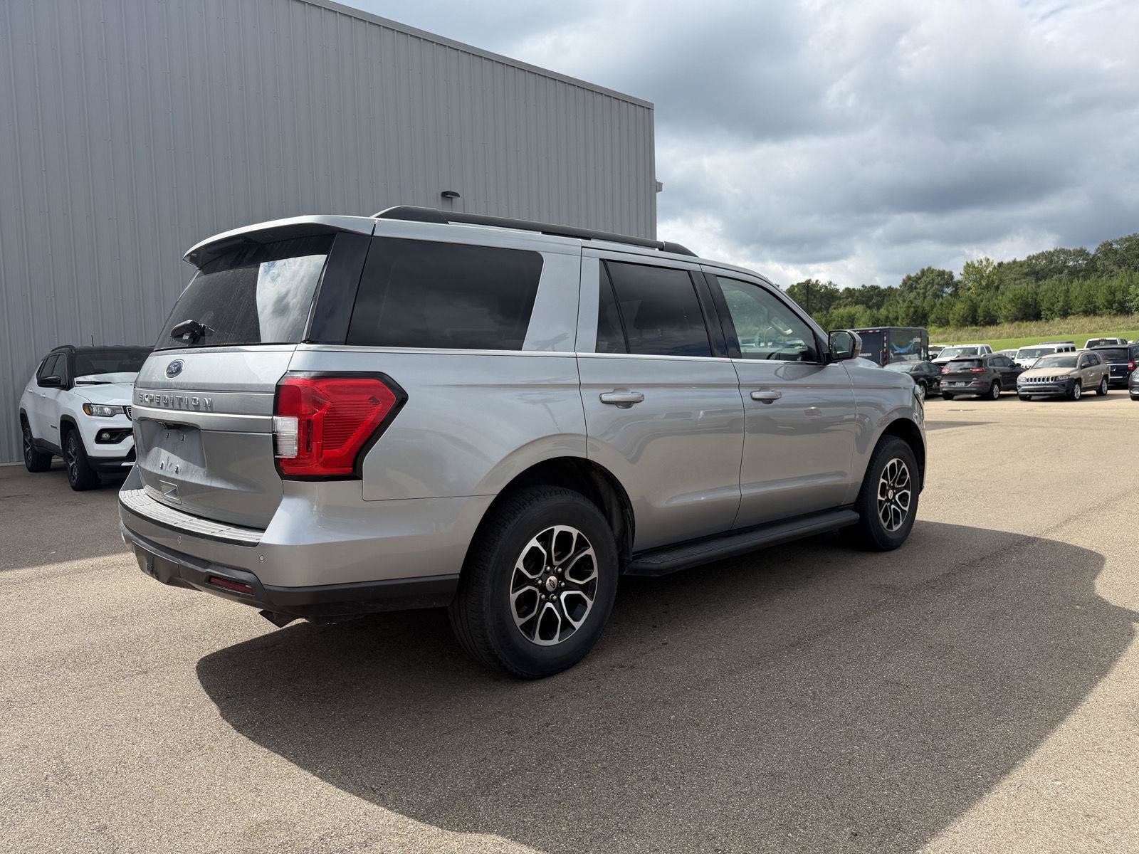 Used 2024 Ford Expedition XLT RWD image 6